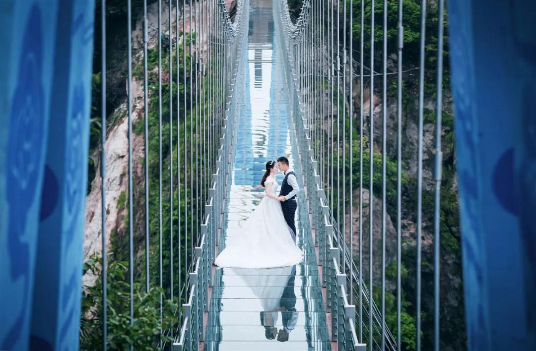 浪漫七夕·天橋之吻！馬仁奇峰景區(qū)憑借結婚證免費入園！